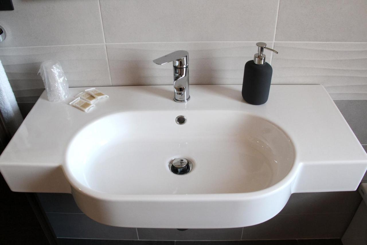 Easyroom Frosinone - Casello Autostradale エクステリア 写真