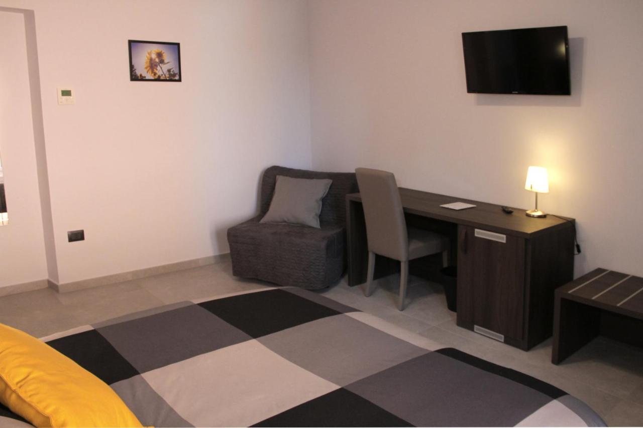 Easyroom Frosinone - Casello Autostradale エクステリア 写真